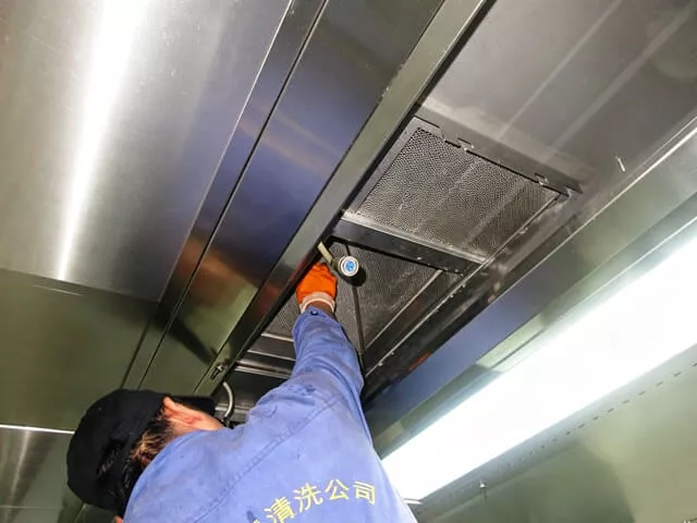 商用厨房清洗作业现场