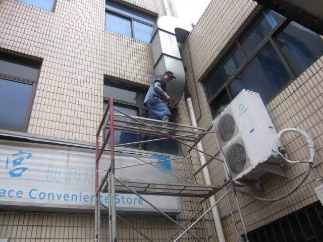 餐饮后厨油烟管道改造焊接安装作业现场